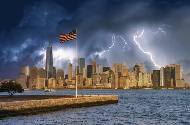 Crime d'agression : les États parties à la Cour pénale internationale (CPI) doivent se réunir à New York (USA). Photo : orage sur Manhattan (NYC).
