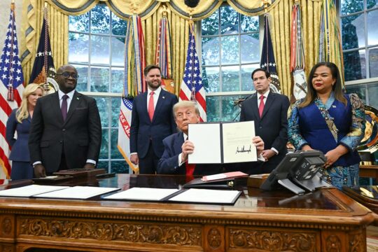 Le président des États-Unis Donald Trump a joué un rôle clé dans l'accord de paix signé entre la République démocratique du Congo (RDC) et le Rwanda. Photo : Trump, entouré des ministres des affaires étrangères du Rwanda et de RDC, est assis à son bureau et exhibe une lettre de félicitations adressée au président Rwandais Paul Kagame.