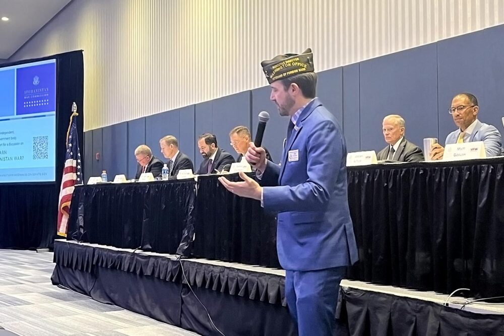 Afghanistan War Commission (AWC) in the United States. Photo: A US army veteran, standing with a microphone in his hand, testifies before the commissioners.
