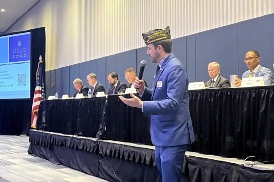 Afghanistan War Commission (AWC) in the United States. Photo: A US army veteran, standing with a microphone in his hand, testifies before the commissioners.