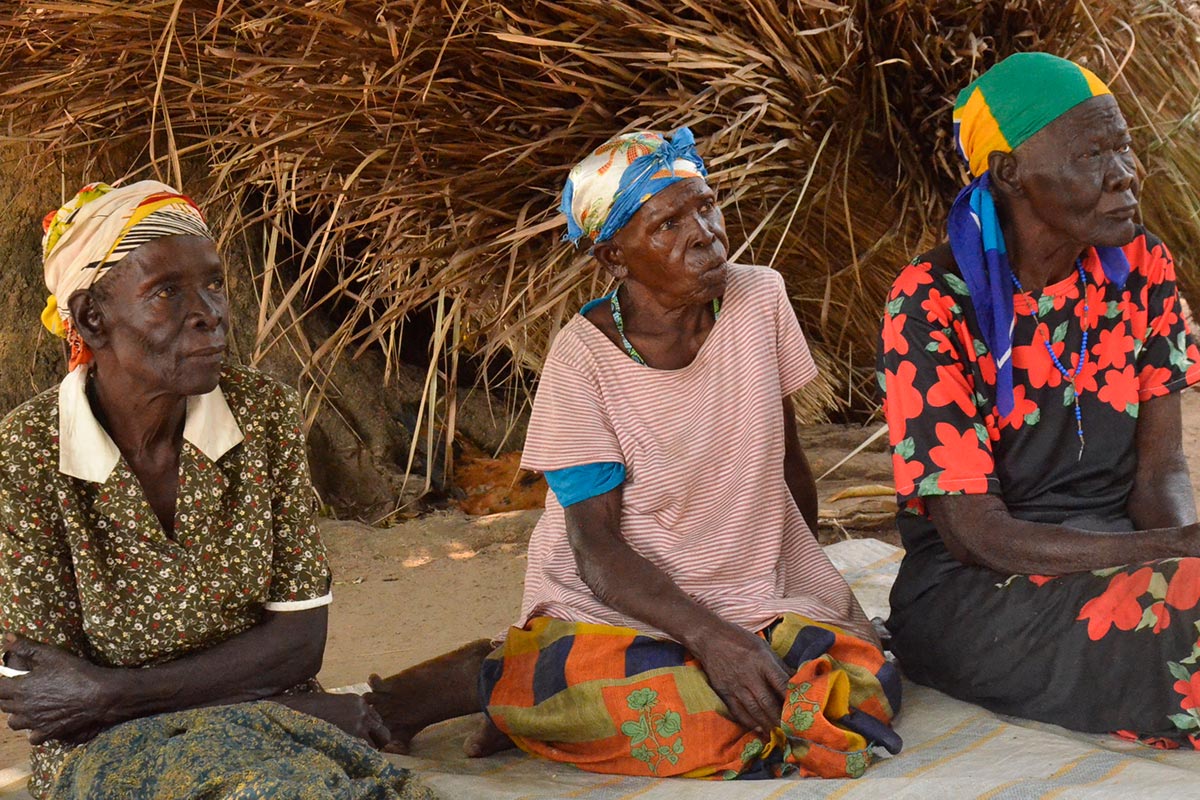 Procès de Thomas Kwoyelo en Ouganda - Trois dames âgées de Pabbo, dans le district d'Amuru, au nord de l'Ouganda, assistent à une séance de sensibilisation de la Division des crimes internationaux.