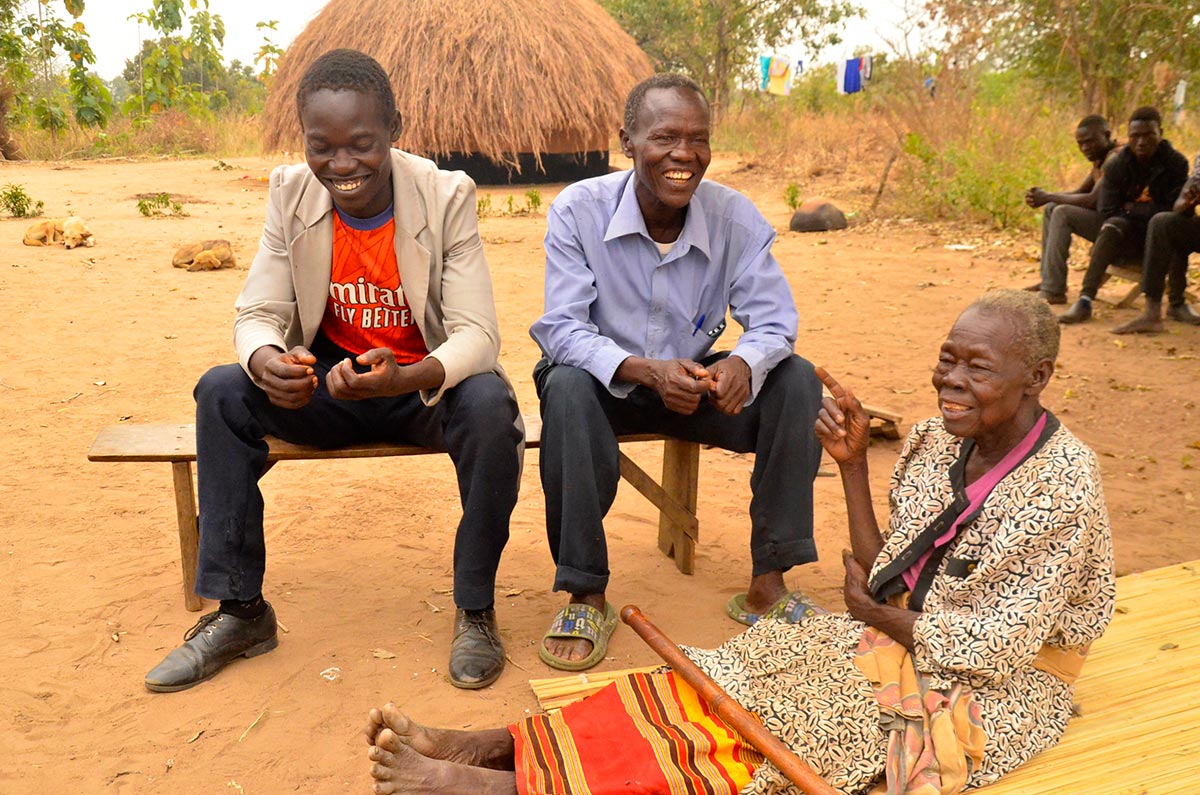 Rosalina Aluma, la mère de Thomas Kwoyelo, avec son fils, le pasteur George Abedo, et son petit-fils, Moses Rackara à leur domicile à Acut Cama Ceri (Ouganda) le 20 janvier.