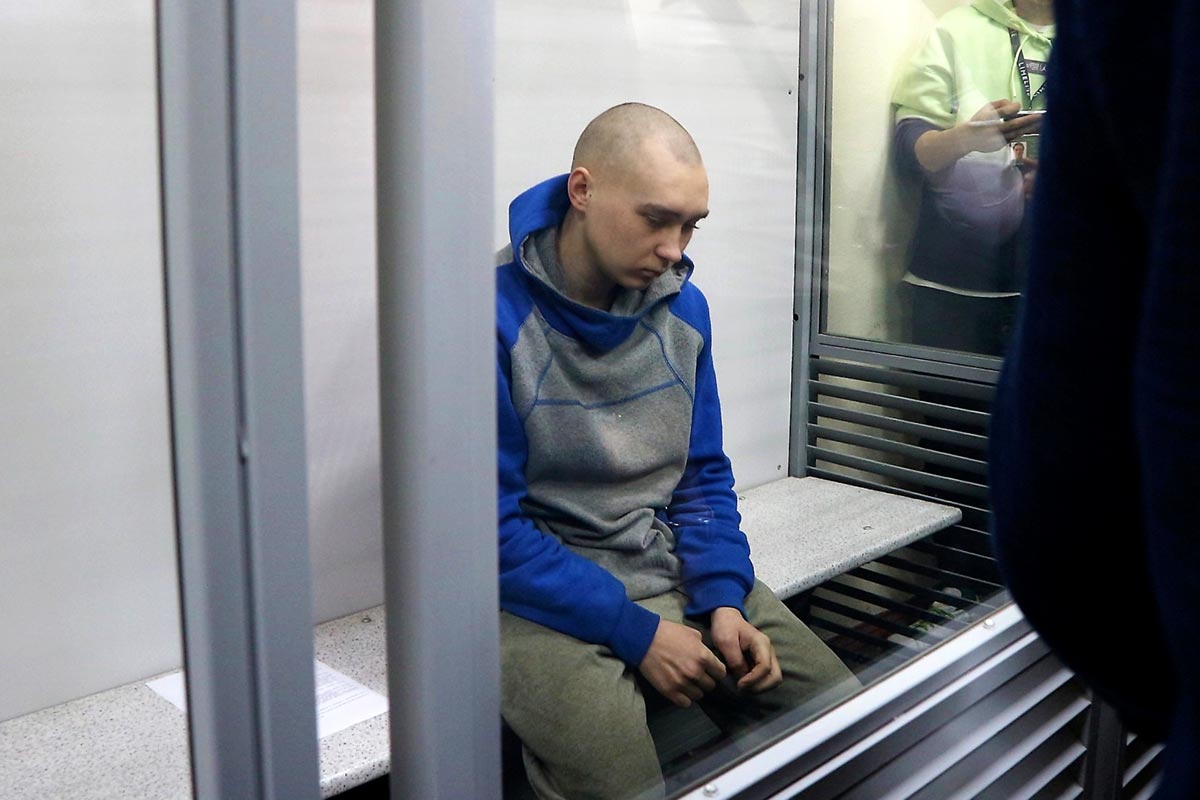 Vadim Shishimarin (un soldat russe) est dans le box lors de son procès en Ukraine