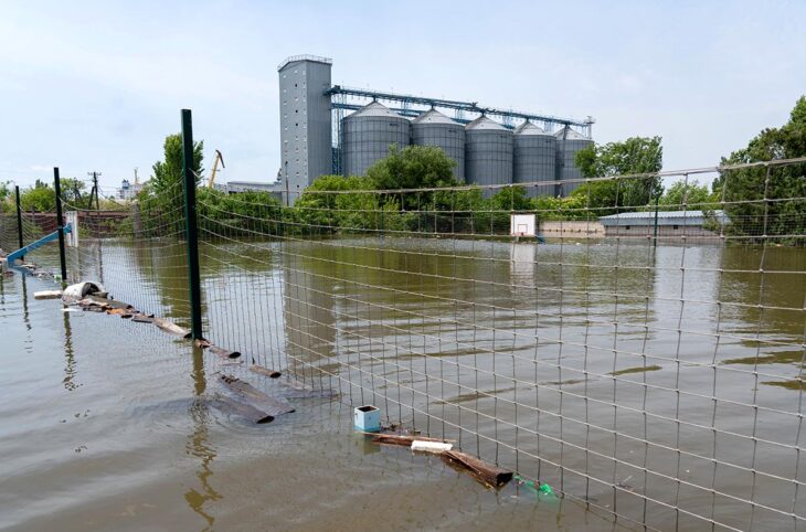 Suite à la destruction du barrage de Kakhovka en Ukraine, des silos à grains sont inondés par des crues à Kherson. La justice ukrainienne parle d'écocide.