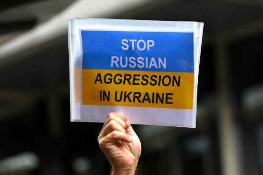 Pancarte, lors d'une manifestation, sur laquelle il est écrit "Stop russian agression in Ukraine".