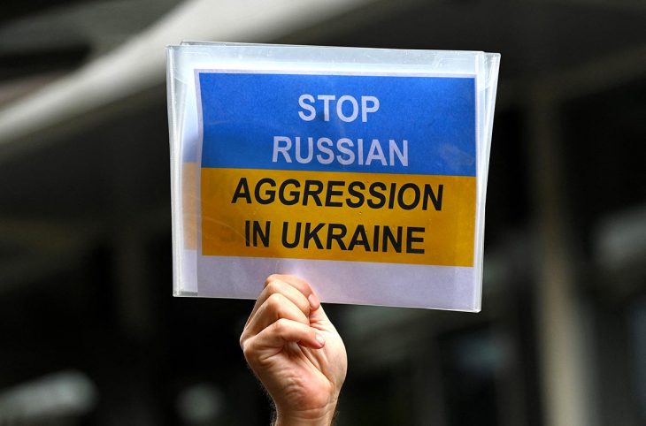 Pancarte, lors d'une manifestation, sur laquelle il est écrit "Stop russian agression in Ukraine".
