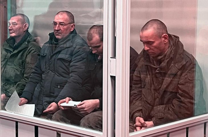 Четверо російських військовослужбовців, членів спецпідрозділу, які потрапили в полон під час відвоювання Харківської області, визнали себе винними у вчиненні катувань. 24 грудня суд у Полтаві (східна Україна) засудив їх до 11 років ув'язнення. Зліва направо: Михайло Іванов, Руслан Колєсніков, Максим Вольвак та Валентин Бич