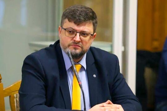 «Адвокат – це як лікар, який повинен надавати допомогу будь-якій людині. Жоден злочин не залишиться безкарним, і кожному підозрюваному буде надана правова допомога – це принципи правової держави», – говорить Андрій Доманський.