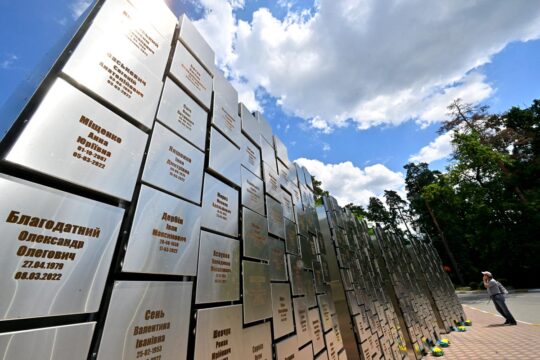 Открытый в июле прошлого года, этот мемориал насчитывает 501 мемориальную доску с именами идентифицированных жертв среди гражданского населения, убитых российскими вооруженными силами во время оккупации Бучи, к северу от Киева (Украина), в период с 27 февраля по 31 марта 2022 года.
