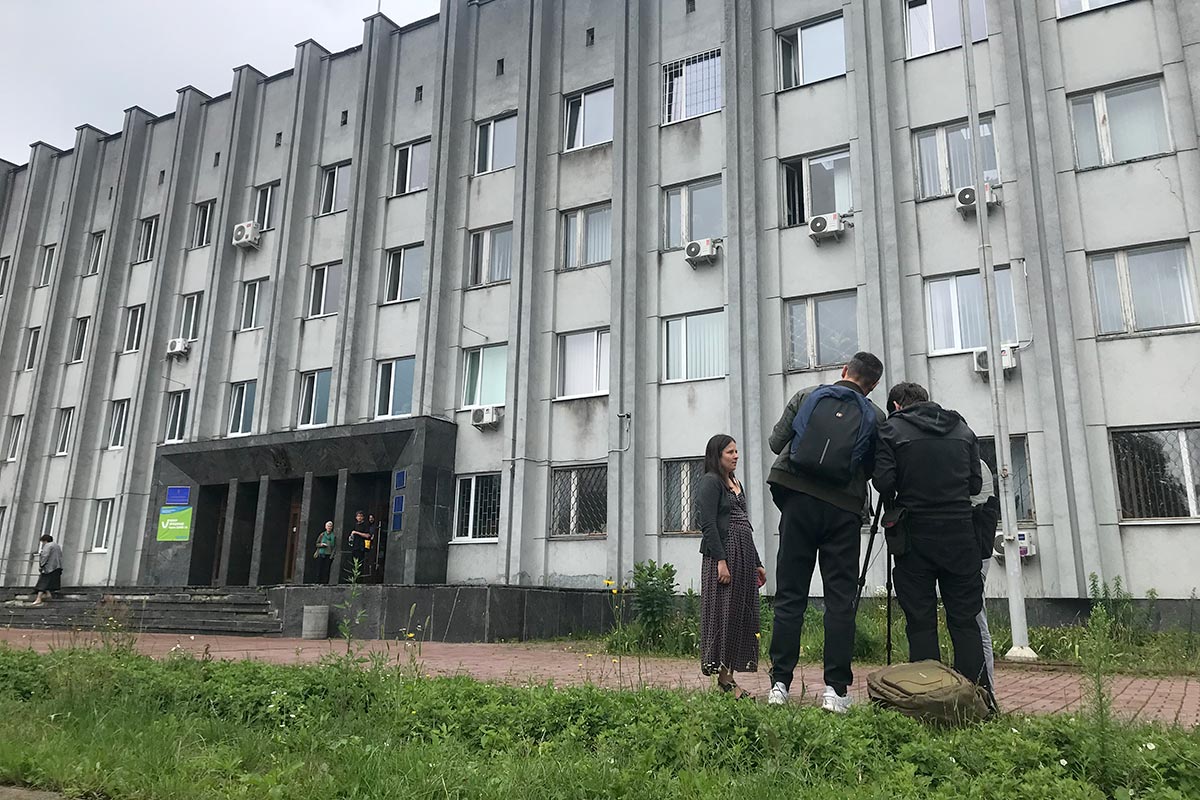 Journalists outside the court in Chernihiv (Ukraine)