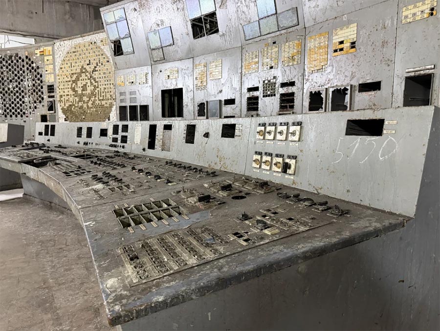 Tchernobyl (Ukraine) : une salle de commande hors-service. On distingue nettement que certains appareils ont été récupérés. Les supports semblent très sales ou abimés par le temps et les infiltrations d'eau.