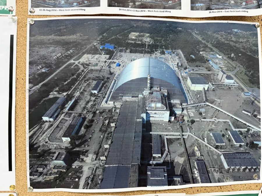 Tchernobyl (Ukraine) : une photo d'un panneau présenté dans une salle d'exposition de l'usine permettant de voir l'arche et ses alentours vus du ciel.
