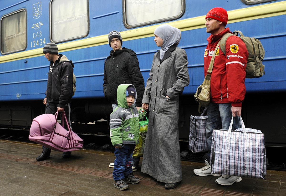 Une famille de réfugiés venus de Crimée arrive en train à Lviv (ouest de l'Ukraine)