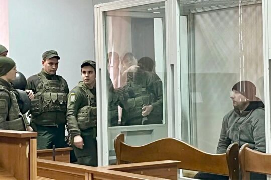 Денис Куликовський у так званому «акваріумі» 3 січня 2024 року, в день, коли український суд оголосив йому вирок.