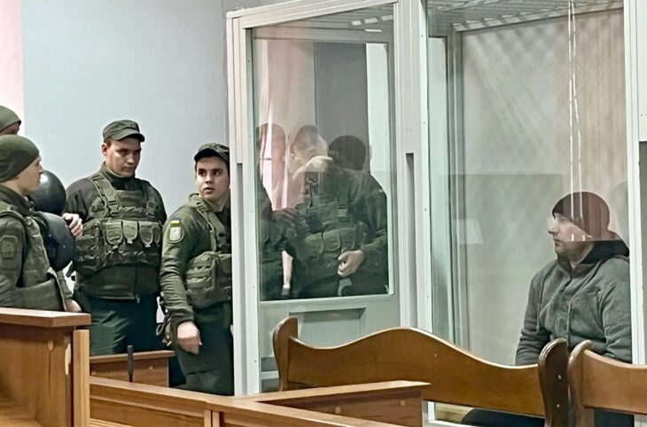 Денис Куликовський у так званому «акваріумі» 3 січня 2024 року, в день, коли український суд оголосив йому вирок.