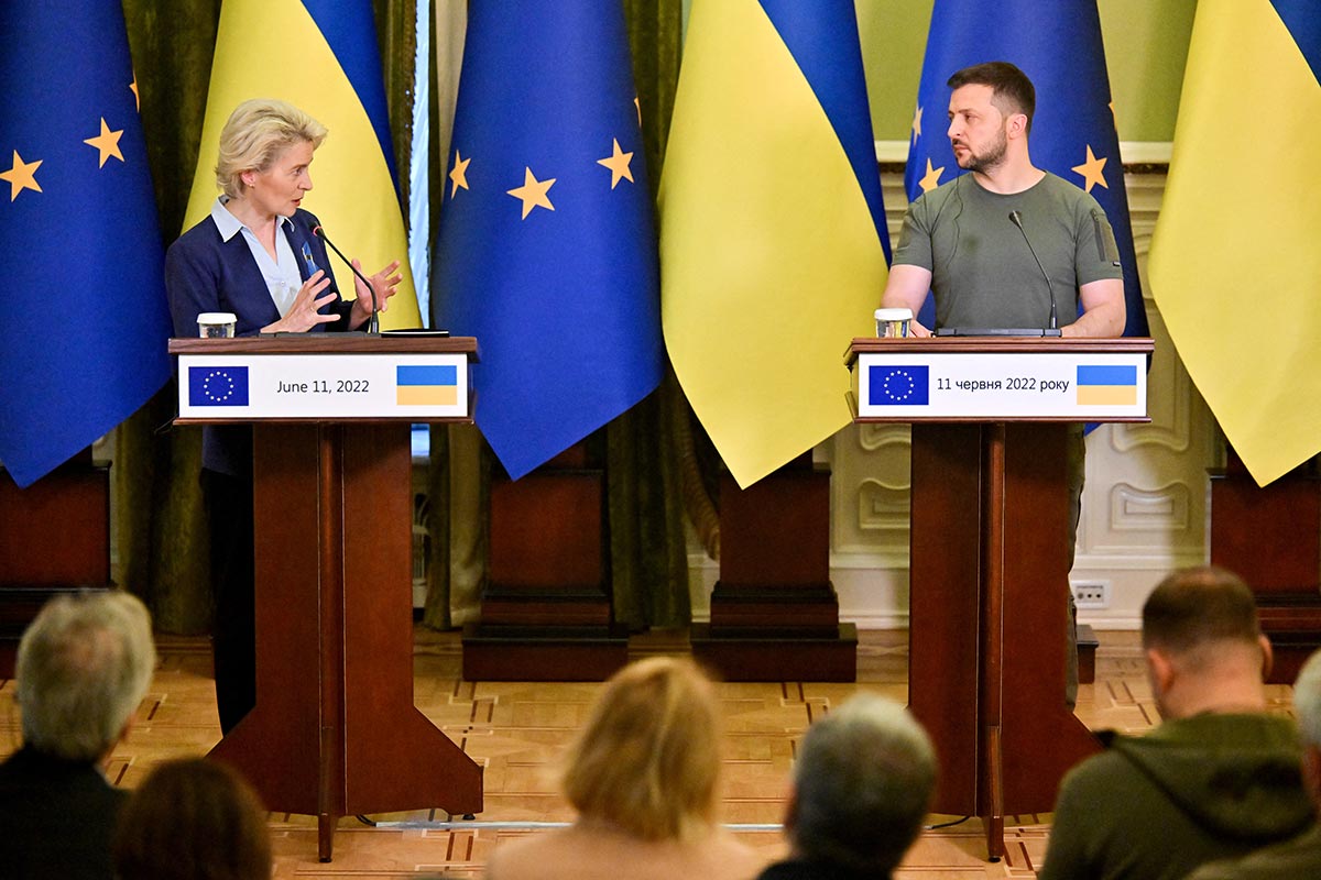 Ursula von der Leyen and Volodymyr Zelensky stand side by side during a press conference in Kiev on June 11, 2022.