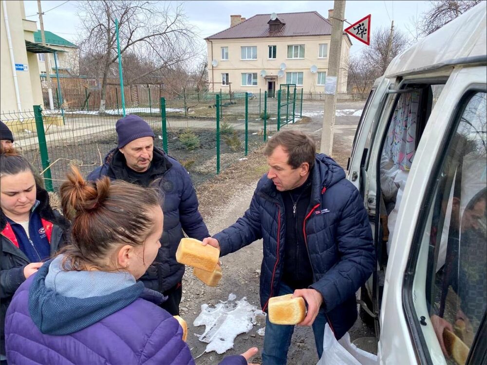 En Ukraine, le maire de Balakliya, Ivan Stolbovyi, est accusé de haute trahison. Photo : Stolbovyi distribue du pain aux habitants de Balakliya.