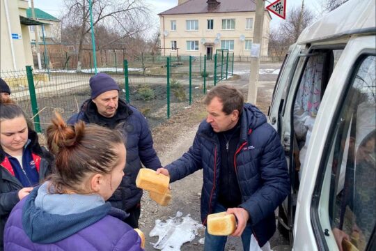 En Ukraine, le maire de Balakliya, Ivan Stolbovyi, est accusé de haute trahison. Photo : Stolbovyi distribue du pain aux habitants de Balakliya.