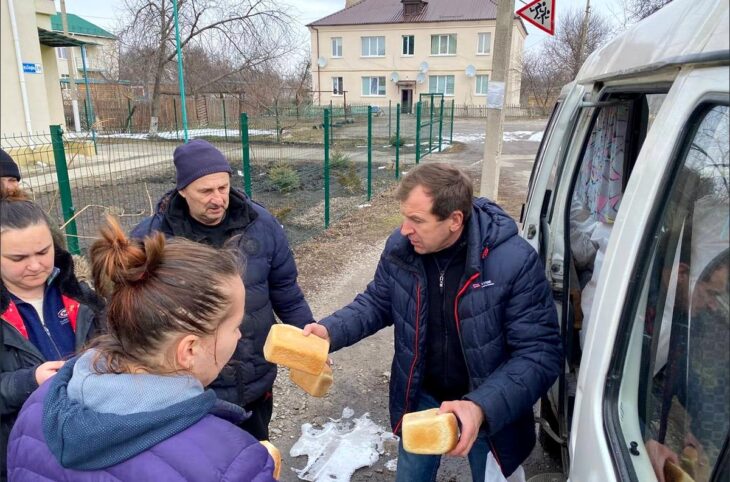En Ukraine, le maire de Balakliya, Ivan Stolbovyi, est accusé de haute trahison. Photo : Stolbovyi distribue du pain aux habitants de Balakliya.