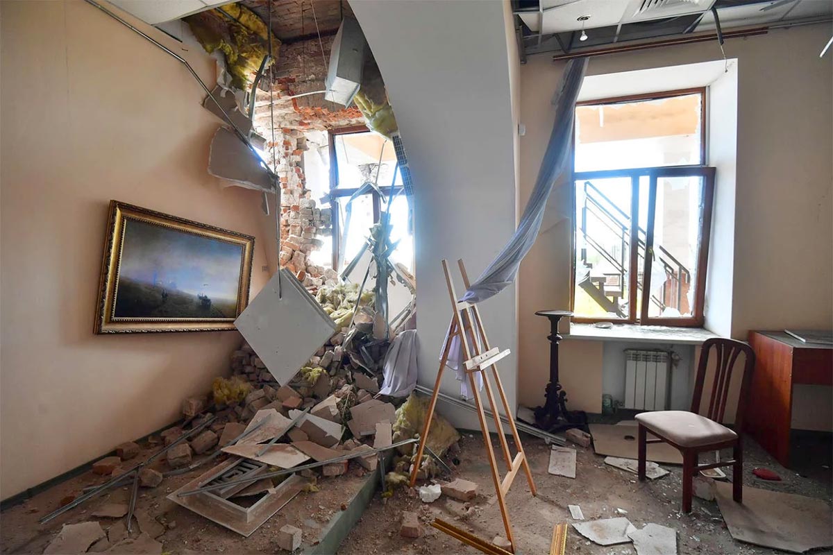Le Musée Kuindzhi, à Marioupol, a été détruit et pillé par la Russie. Photo : une pièce du Musée détruit où un tableau est encore accroché au mur.