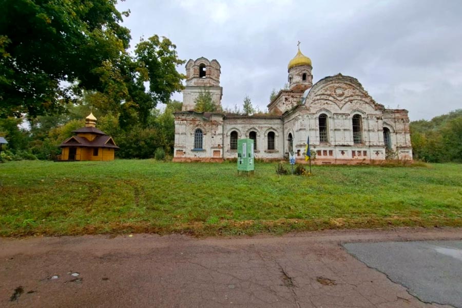Procès in absentia en Ukraine. Photo : une église partiellement détruite dans le village de Lukashivka en Ukraine.