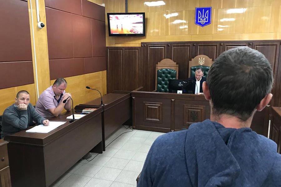 Les avocats de la défense et le juge écoutent un témoin au procès de Mikhail Kulikov
