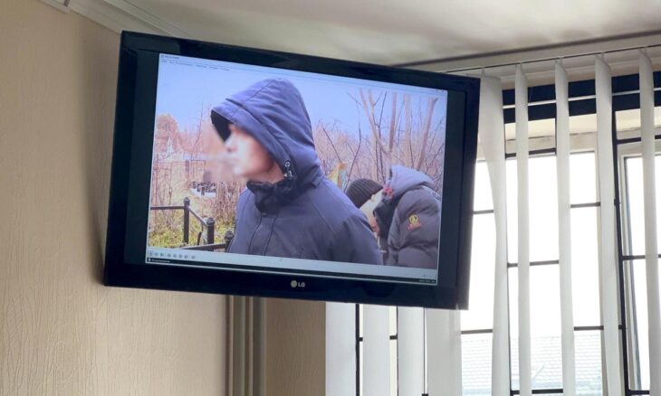 Trial in Ukraine of Mykola Fomenko, accused of high treason. He is shown on a television screen during his trial (he was filmed at the time).