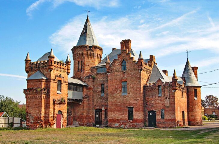 Le château de Popov (ou manoir), monument historique et architectural régional du sud de l’Ukraine, est en territoire occupé par la Russie depuis mars 2022.