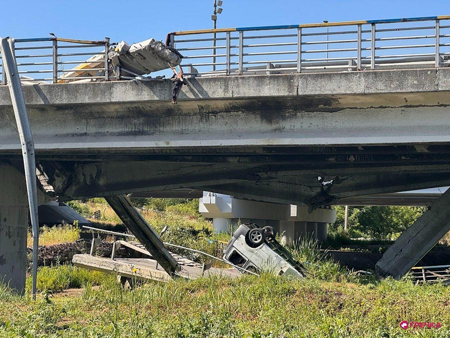 Une voiture est renversée sous le pont Romanivskyi à Irpin (Ukraine).