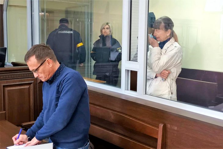 Tetyana Drobot pleure dans le box des accusés lors de son procès en Ukraine
