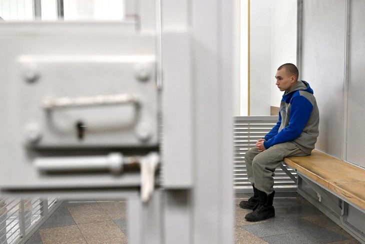 Reconnu coupable de crime de guerre, Vadim Chichimarin attend dans le box des accusés d'un tribunal de Kiev (Ukraine)