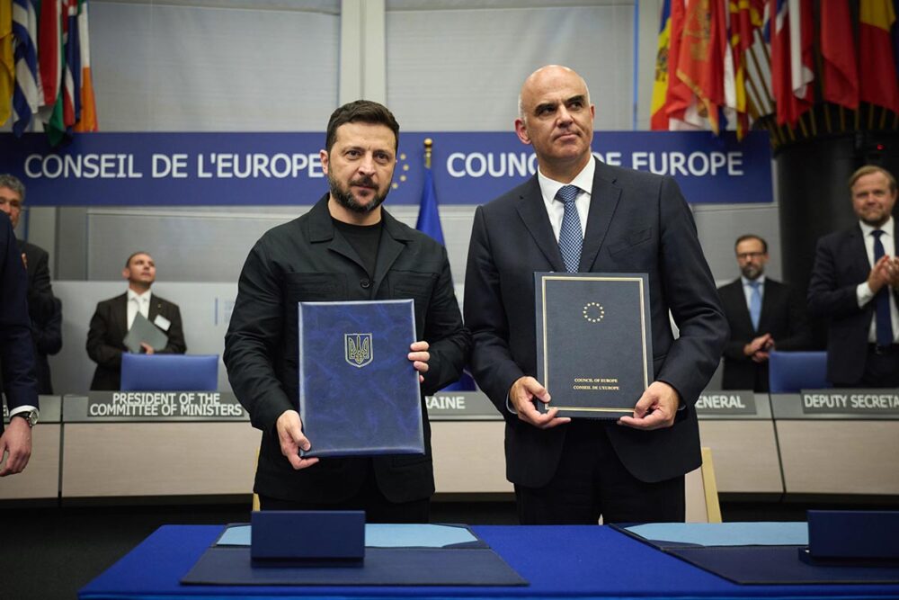 Création du Tribunal spécial pour le crime d'agression de la Russie en Ukraine. Photo : le président ukrainien Volodymyr Zelenskyy et le secrétaire général du Conseil de l'Europe, Alain Berset, montrent un livre. Il s'agit de l'accord sur la création du tribunal