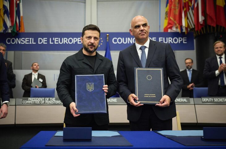 Création du Tribunal spécial pour le crime d'agression de la Russie en Ukraine. Photo : le président ukrainien Volodymyr Zelenskyy et le secrétaire général du Conseil de l'Europe, Alain Berset, montrent un livre. Il s'agit de l'accord sur la création du tribunal