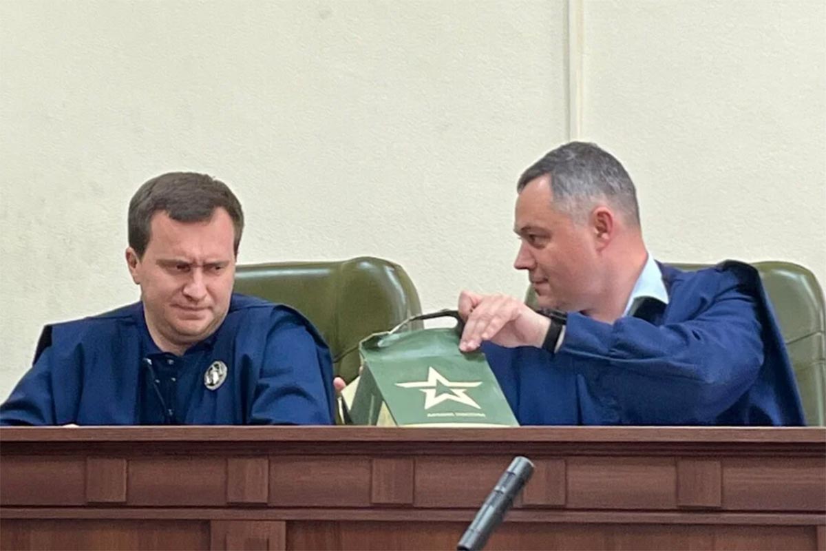Trial in Ukraine for collaboration - Judges examine seized Russian army food rations.