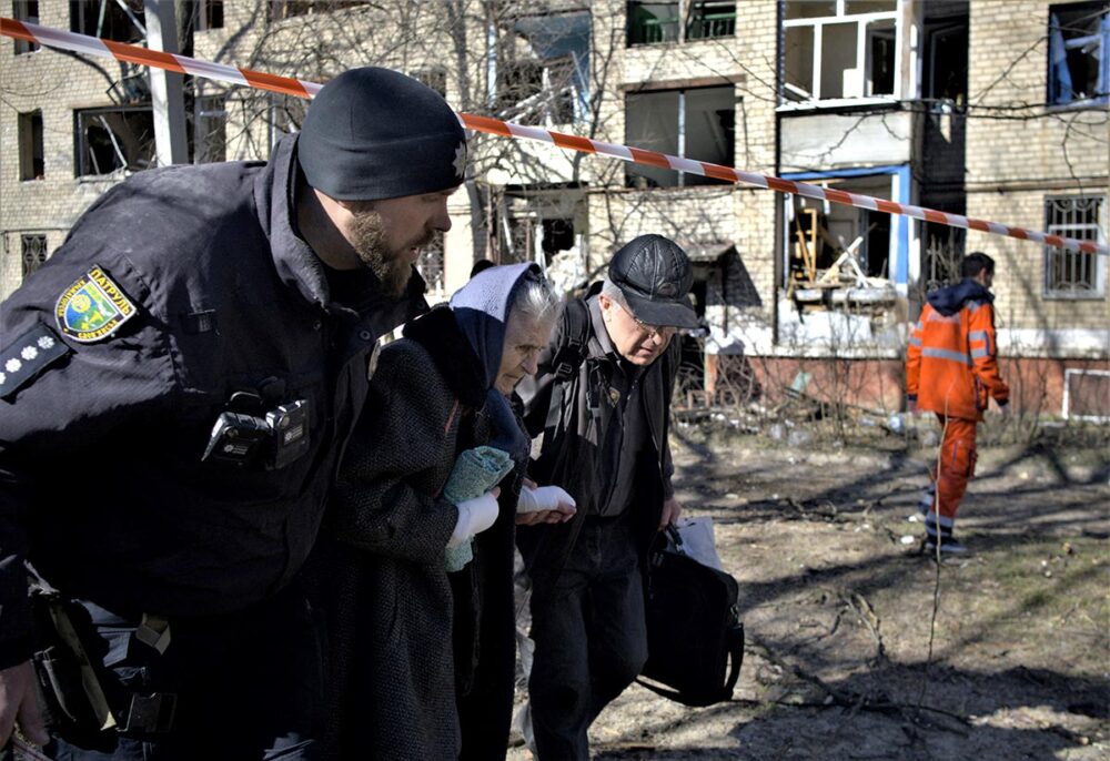 Victimes civiles en Ukraine : y a-t-il un espoir d'indemnisation ? Photo : une femme âgée est évacuée suite à un bombardement sur Kramatorsk (Ukraine).