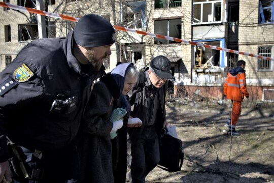 Victimes civiles en Ukraine : y a-t-il un espoir d'indemnisation ? Photo : une femme âgée est évacuée suite à un bombardement sur Kramatorsk (Ukraine).