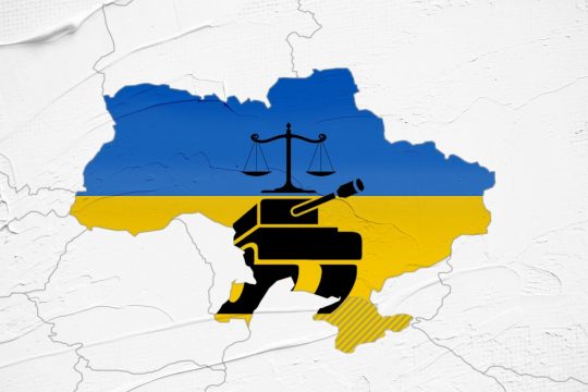 Carte de l'Ukraine avec le drapeau ukrainien à l'intérieur et 2 icônes : un char symbolisant la guerre et une balance symbolisant la justice.