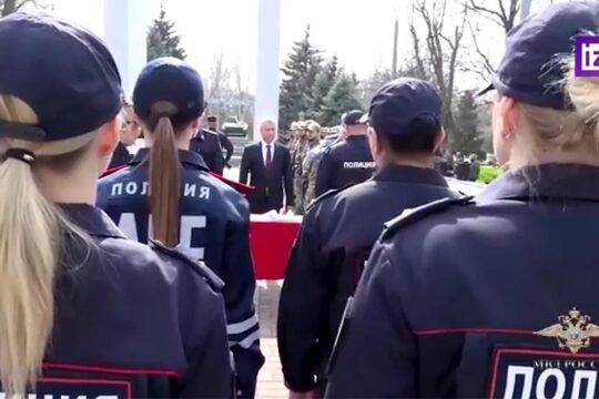 Сотрудники полиции принимают присягу перед российскими властями в Геническе, муниципалитете на оккупированной территории Херсонской области на юге Украины. Скриншот из видео, которое транслировал в марте 2023 года пророссийский телеканал.