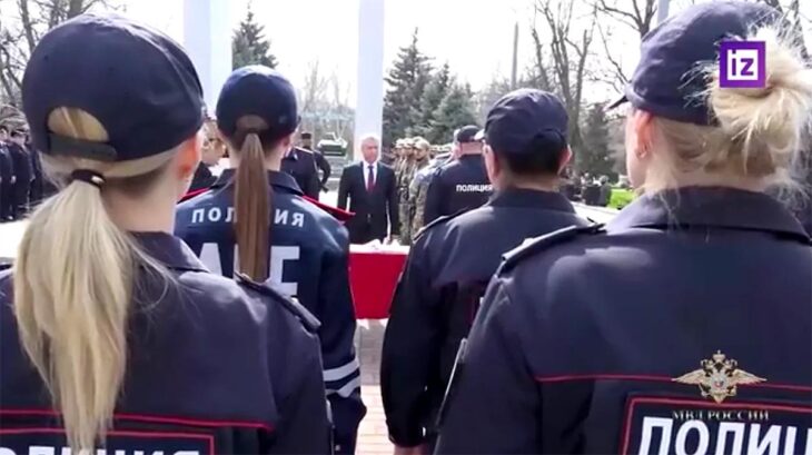 Сотрудники полиции принимают присягу перед российскими властями в Геническе, муниципалитете на оккупированной территории Херсонской области на юге Украины. Скриншот из видео, которое транслировал в марте 2023 года пророссийский телеканал.