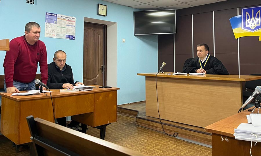 Salle d'audience du tribunal de district de Tchernihiv en Ukraine, où deux soldats russes sont jugés pour viol. 2 avocats commis d'office sont présents ainsi que le président de la cour.