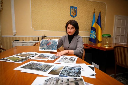 Iryna Venediktova montre des photos de supposés crimes de guerre commis par les Russes.