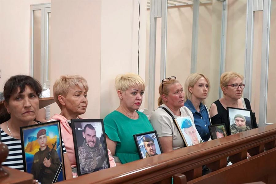 6 mothers of soldiers killed in the Russian bombardment of the Mykolaïv barracks in Ukraine are present at the trial (carrying photos of their sons).