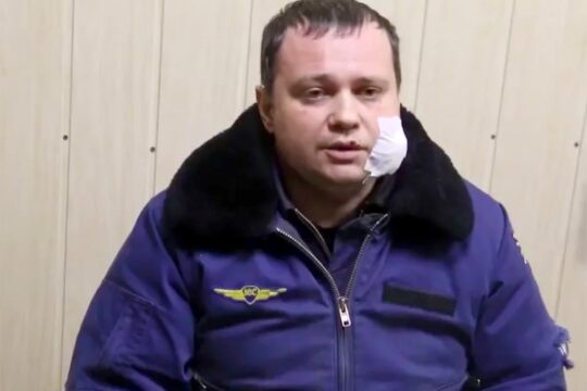 Aleksandr Krasnoyartsev : un pilote russe capturé en Ukraine, échangé avec la Russie puis jugé en Ukraine par contumace (en absence de l’accusé) pour crimes de guerre.
