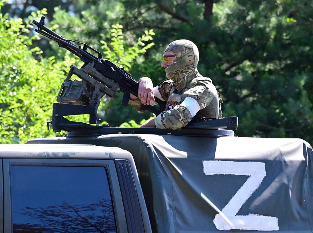 Ukraine / Russie : annonce de la création d'un tribunal pour le crime d'agression. Photo : un militaire russe s'appuie sur une mitrailleuse, sur le toit d'un véhicule armé, portant l’inscription 'Z'.