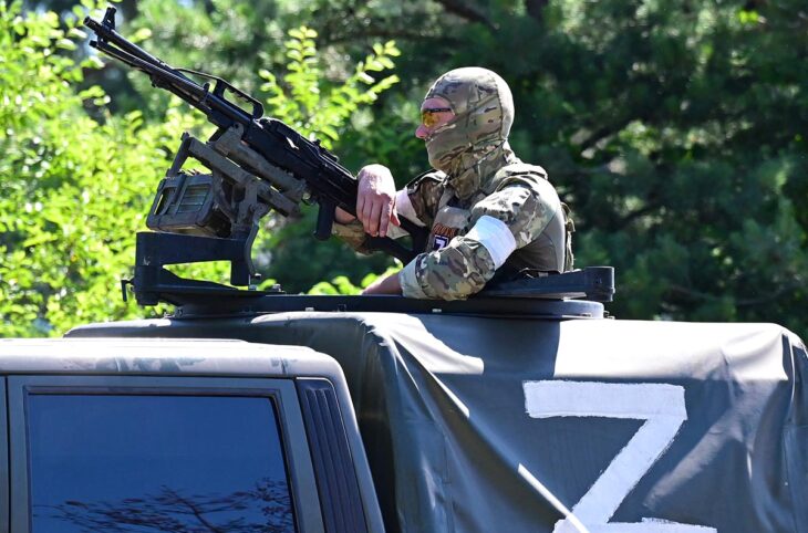Ukraine / Russie : annonce de la création d'un tribunal pour le crime d'agression. Photo : un militaire russe s'appuie sur une mitrailleuse, sur le toit d'un véhicule armé, portant l’inscription 