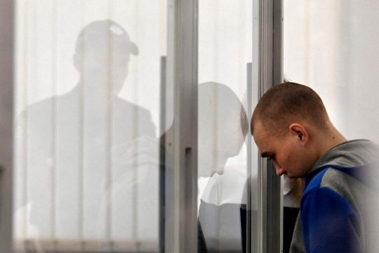 Vadim Shishimarin, un soldat russe, écoute la sentence du tribunal lors de son procès pour crime de guerre en Ukraine.