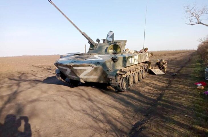 Crime d'agression de la Russie en Ukraine : que dit le droit international et comment la juridiction ukrainienne a évolué ? Photo : un char russe (le signe