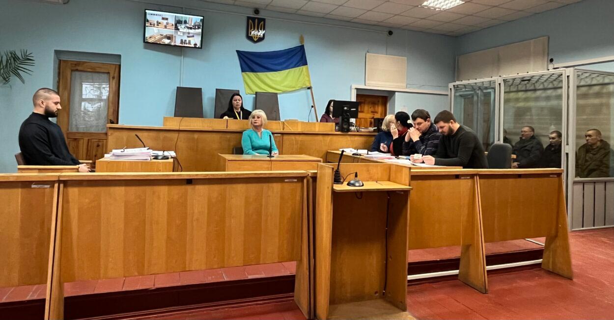 Salle d'audience du tribunal de district de Kotelevsky, dans la région de Poltava (est de l'Ukraine). Danc cette petite salle, on distingue les 4 accusés dans leur box, leurs 4 avocats, le procureur, la juge et l’interprète.