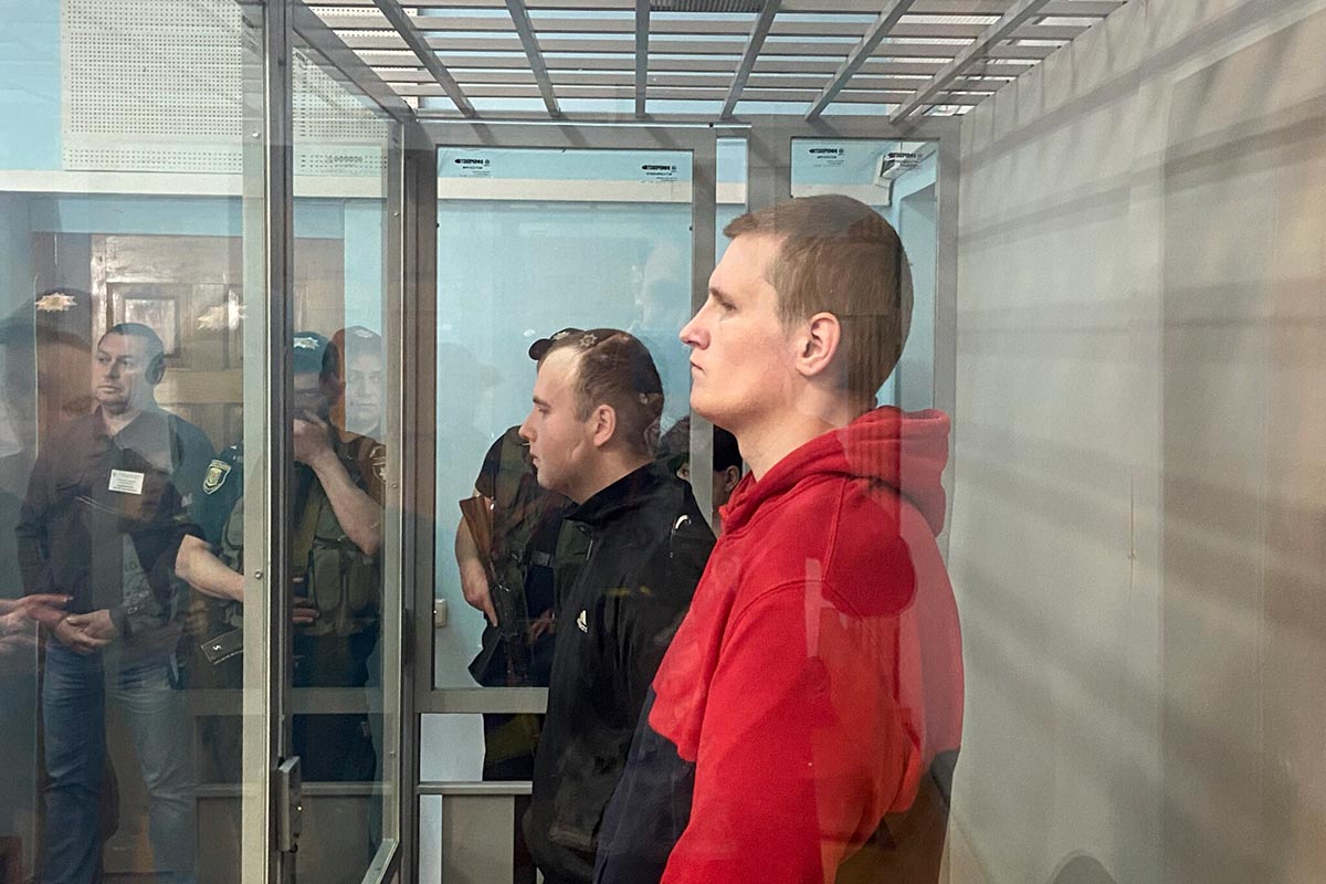 Deux soldats russes (Aleksandr Bobykin et Aleksandr Ivanov) se tiennent debout dans le box des accusés, lors de leur procès en Ukraine.