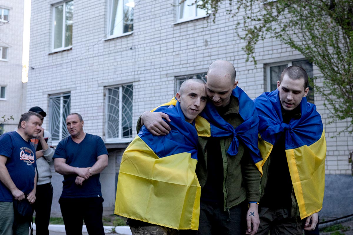 Ukrainian prisoners of war released by Russia wrapped themselves in Ukrainian flags.